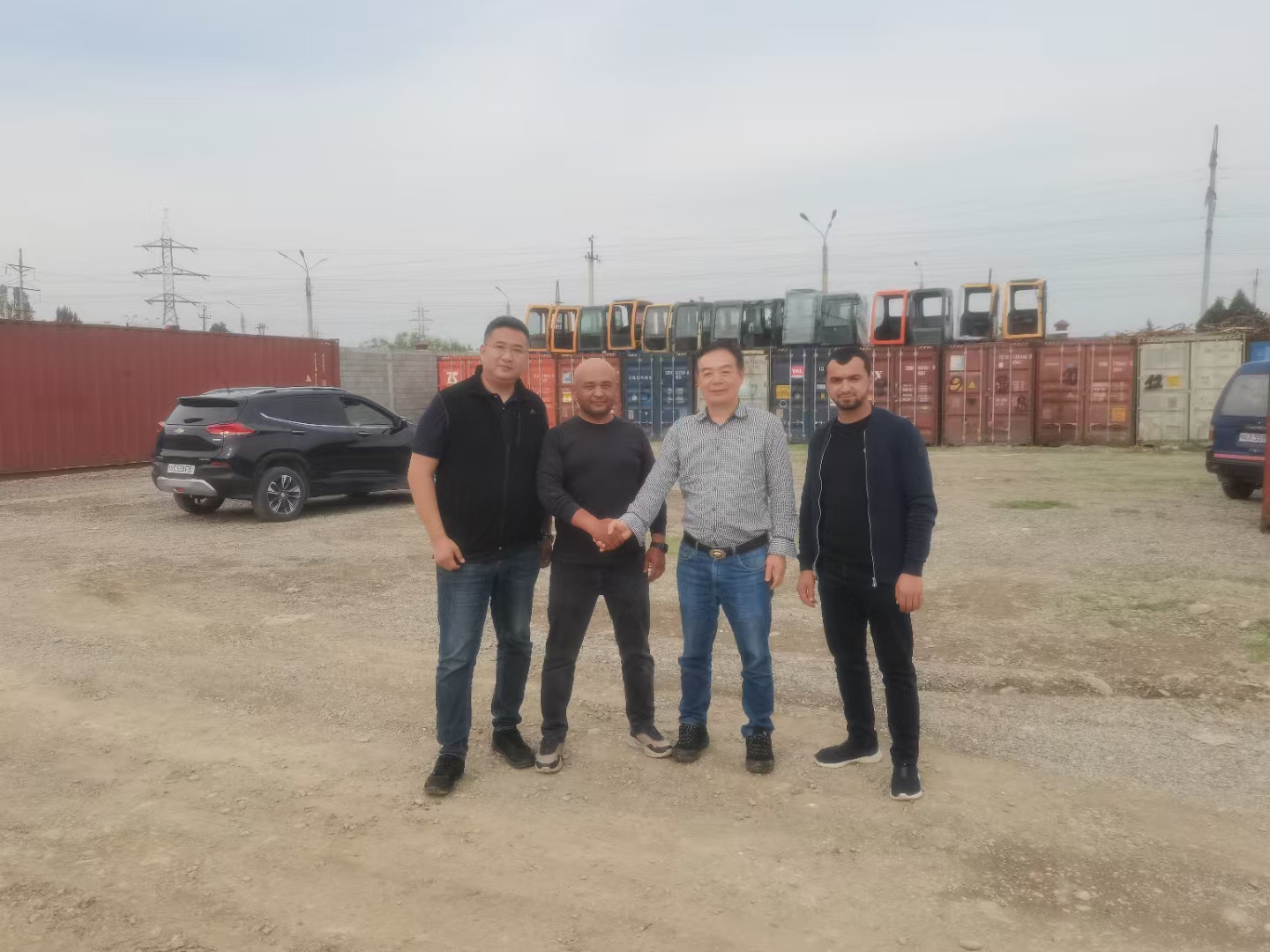 吉尔吉斯斯坦拿50亩地建德赢VWIN的专卖店和配件仓 在建的现场施工地.jpg